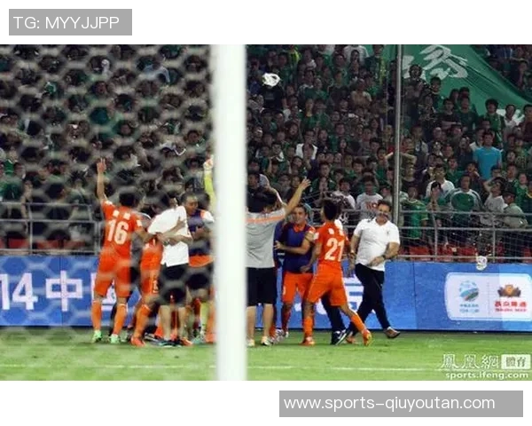 杨立瑜遭球迷怒斥：何必与阿猫阿狗争执真该给球迷竖中指